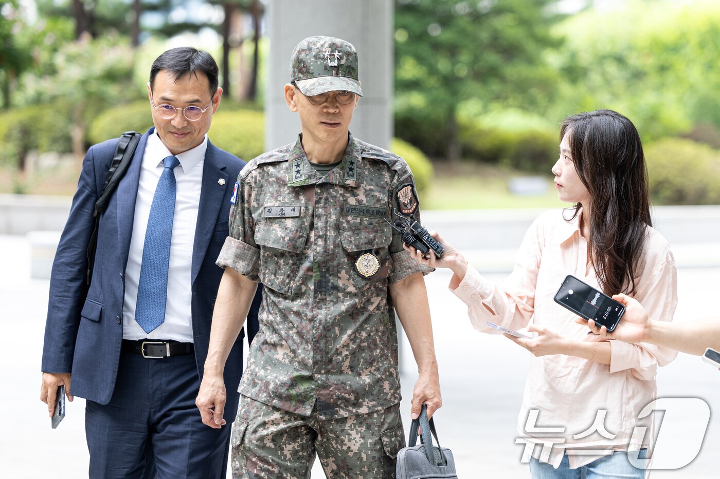 본문 이미지 - 김용대 드론작전사령관이 17일 오전 서울 서초구 서울고등검찰청에 마련된 내란 특검팀&#40;특별검사 조은석&#41; 사무실로 조사를 받기 위해 들어서고 있다. 2025.8.17/뉴스1 ⓒ News1 이승배 기자