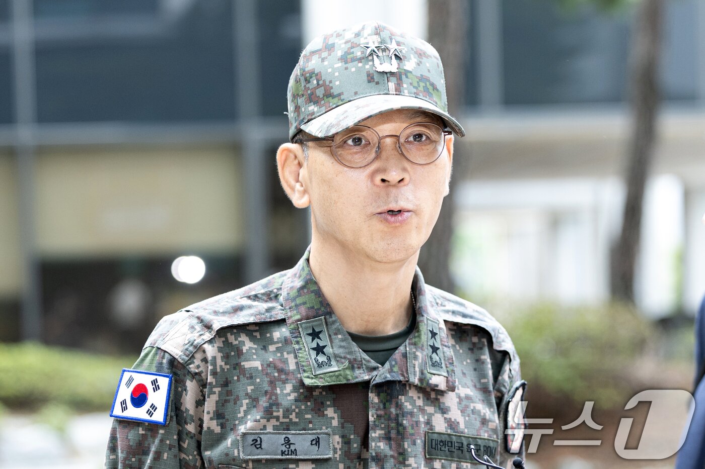 본문 이미지 - 김용대 드론작전사령관이 17일 오전 서울 서초구 서울고등검찰청에 마련된 내란 특검팀&#40;특별검사 조은석&#41; 사무실로 조사를 받기 위해 들어서고 있다. 2025.8.17/뉴스1 ⓒ News1 이승배 기자