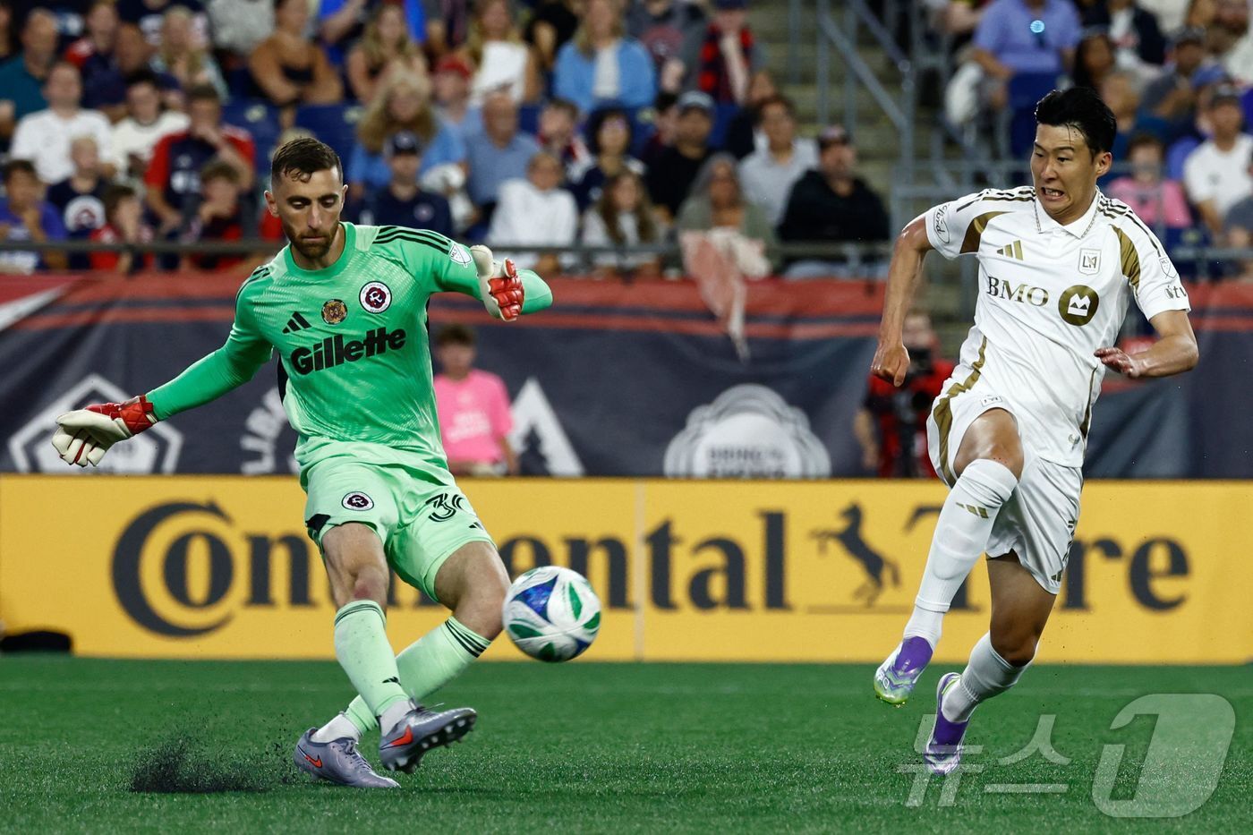 본문 이미지 - 전방 압박을 하는 손흥민 ⓒ AFP=뉴스1