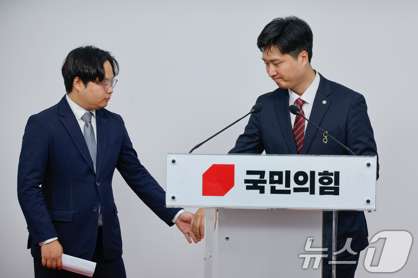 (서울=뉴스1) 안은나 기자 = 우재준(오른쪽), 최우성 국민의힘 청년최고위원 후보가 17일 오전 서울 여의도 중앙당사에서 우 후보로의 단일화 입장을 밝힌 뒤 손을 잡고 있다. 2 …