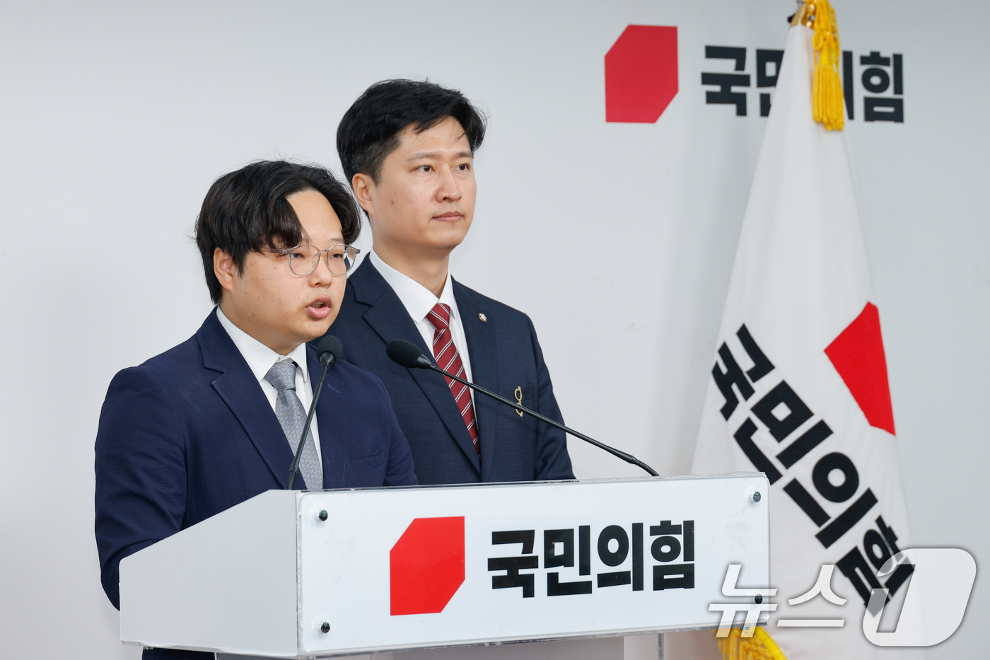 (서울=뉴스1) 안은나 기자 = 최우성(왼쪽), 우재준 국민의힘 청년최고위원 후보가 17일 오전 서울 여의도 중앙당사에서 우 후보로의 단일화 입장을 밝히고 있다. 2025.8.17 …