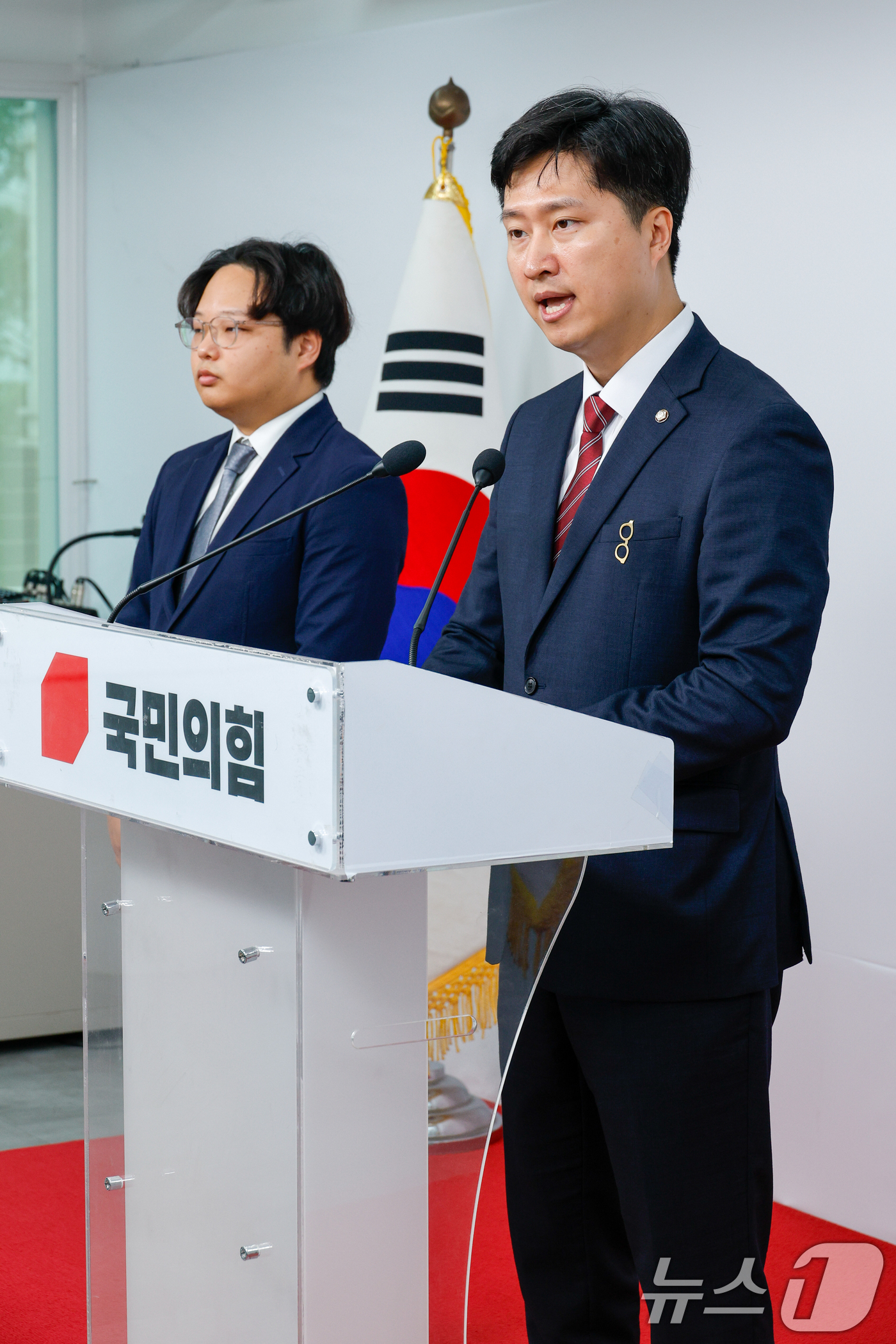 (서울=뉴스1) 안은나 기자 = 우재준(오른쪽), 최우성 국민의힘 청년최고위원 후보가 17일 오전 서울 여의도 중앙당사에서 우 후보로의 단일화 입장을 밝히고 있다. 2025.8.1 …