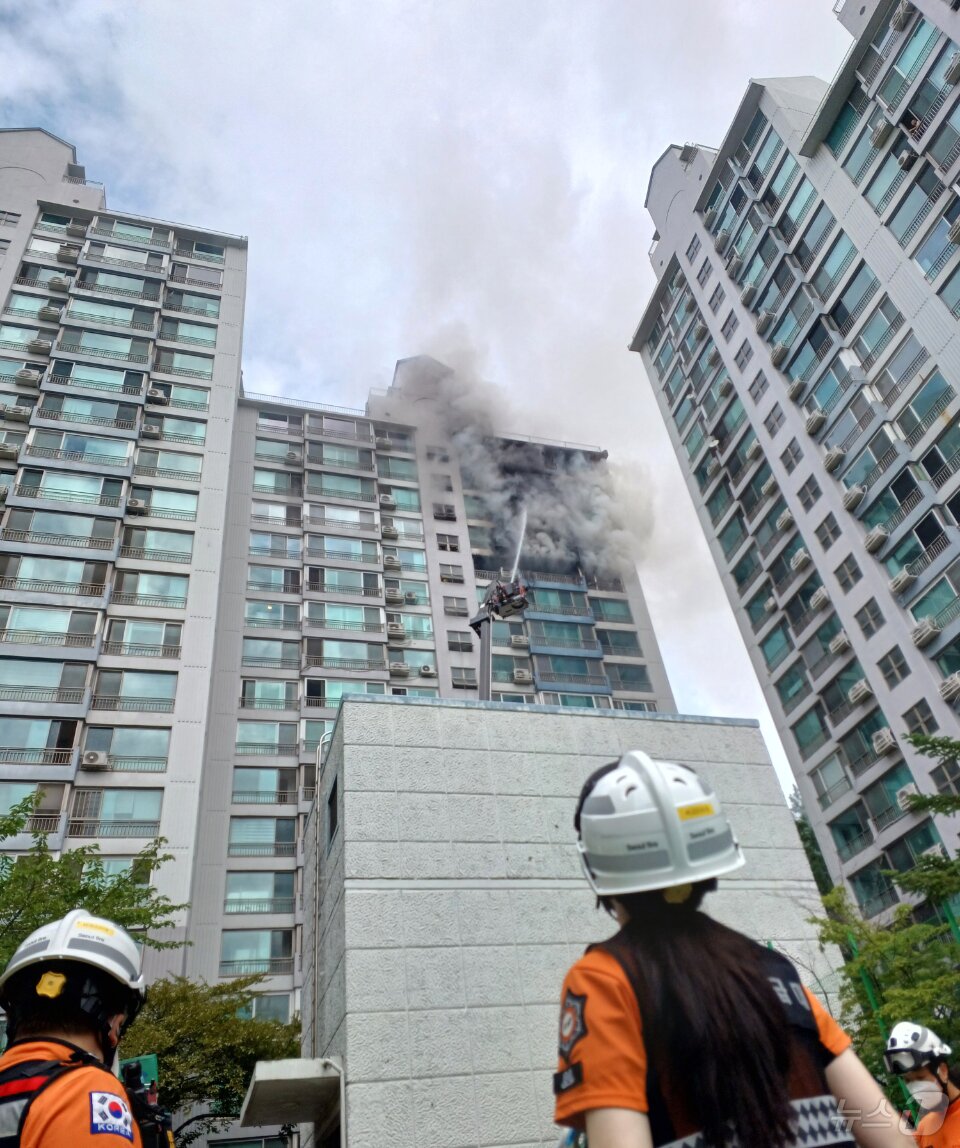 본문 이미지 - 17일 오전 서울 마포구 창전동의 한 20층짜리 아파트 14층에서 화재가 발생, 소방대원들이 진화 작업을 벌이고 있다. (독자 제공. 재판매 및 DB 금지) 2025.8.17/뉴스1