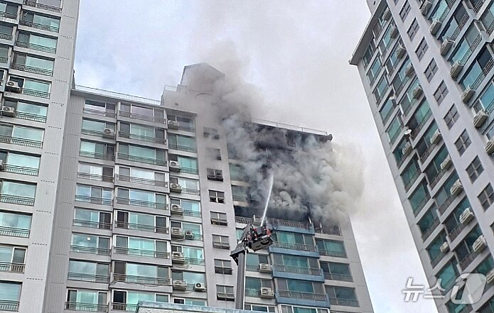 본문 이미지 - 17일 오전 서울 마포구 창전동의 한 20층짜리 아파트 14층에서 화재가 발생, 소방대원들이 진화 작업을 벌이고 있다. (독자 제공. 재판매 및 DB 금지) 2025.8.17/뉴스1