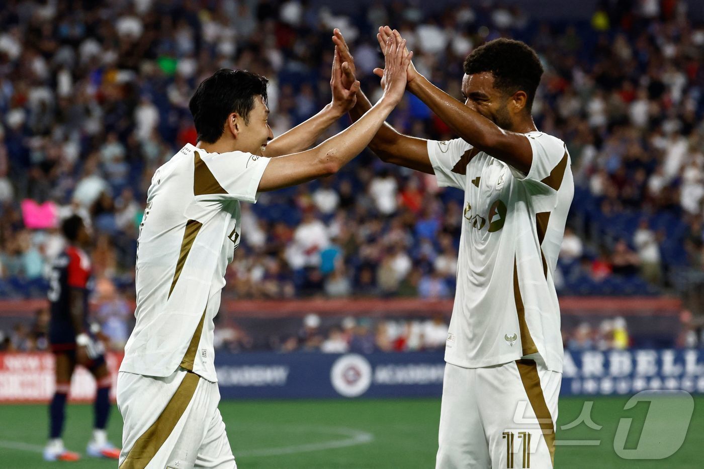 본문 이미지 - 미국메이저리그사커&#40;MLS&#41; LA FC의 공격수 손흥민과 티모시 틸먼이 17일&#40;이하 한국시간&#41; 미국 매사추세츠 폭스버러의 질레트 스타디움에서 열린 2025 MLS 28라운드 뉴잉글랜드 원정 경기에서 마티우 초니에르의 팀 두 번째 골에 기쁨을 나누고 있다. ⓒ AFP=뉴스1 ⓒ News1 박정호 기자