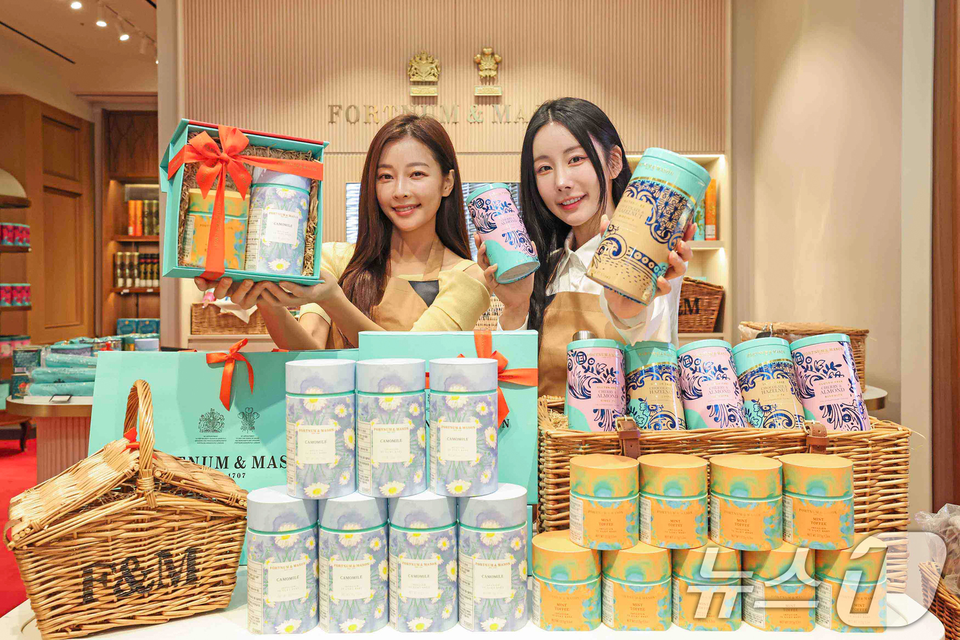 (서울=뉴스1) = 신세계백화점이 영국 왕실이 애용하는 프리미엄 티 브랜드 포트넘앤메이슨의 신제품 ‘인퓨전 티’와 ‘피카딜리 비스킷’을 선보인다고 17일 밝혔다.포트넘앤메이슨은 1 …