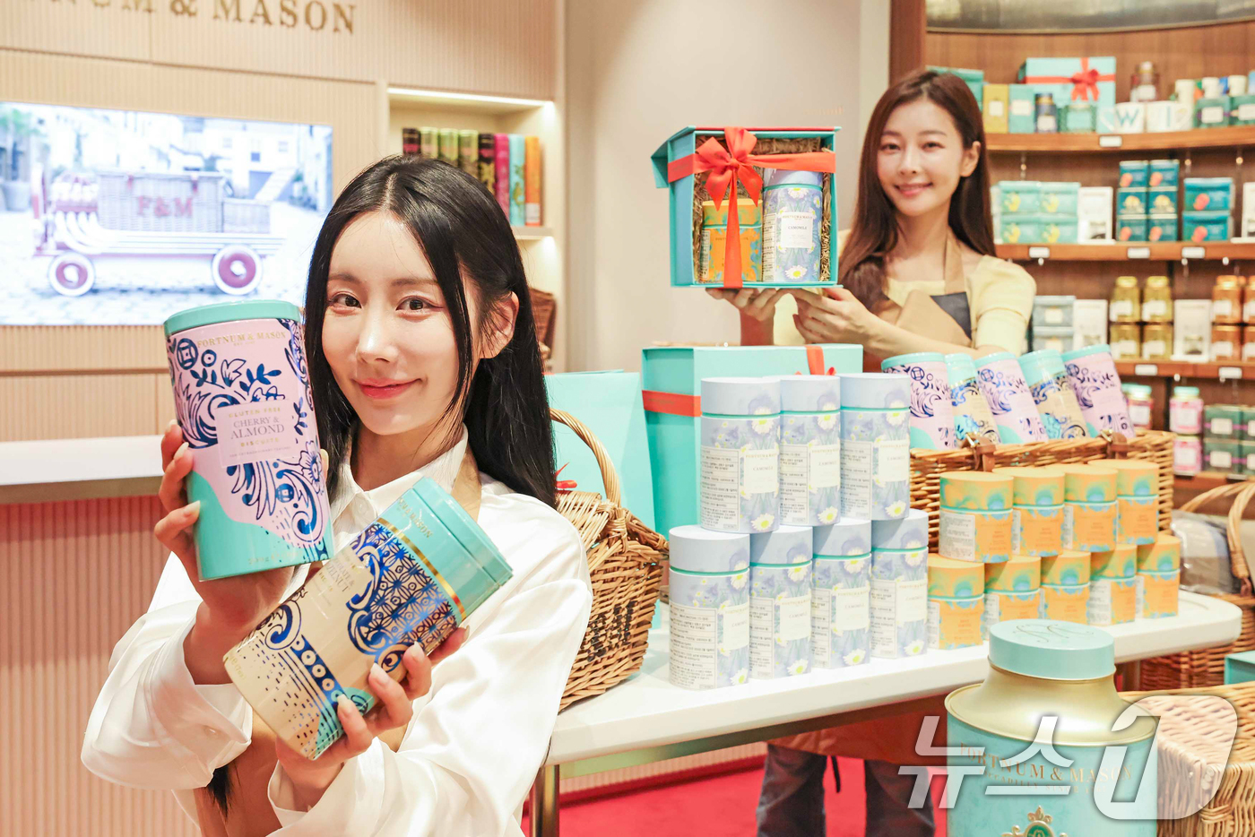 (서울=뉴스1) = 신세계백화점이 영국 왕실이 애용하는 프리미엄 티 브랜드 포트넘앤메이슨의 신제품 ‘인퓨전 티’와 ‘피카딜리 비스킷’을 선보인다고 17일 밝혔다.포트넘앤메이슨은 1 …