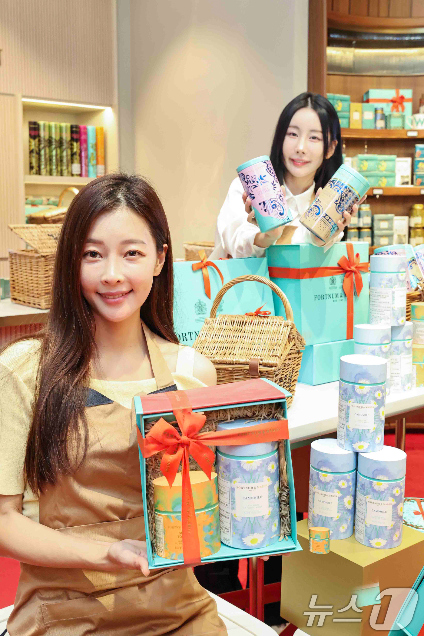 (서울=뉴스1) = 신세계백화점이 영국 왕실이 애용하는 프리미엄 티 브랜드 포트넘앤메이슨의 신제품 ‘인퓨전 티’와 ‘피카딜리 비스킷’을 선보인다고 17일 밝혔다.포트넘앤메이슨은 1 …