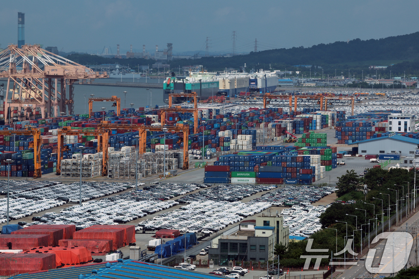 (평택=뉴스1) 구윤성 기자 = 17일 경기 평택항에 컨테이너 등 수출품이 선적을 기다리고 있다.미국 도널드 트럼프 행정부는 지난 15일(현지시간) 철강과 알루미늄 수입품에 대한 …