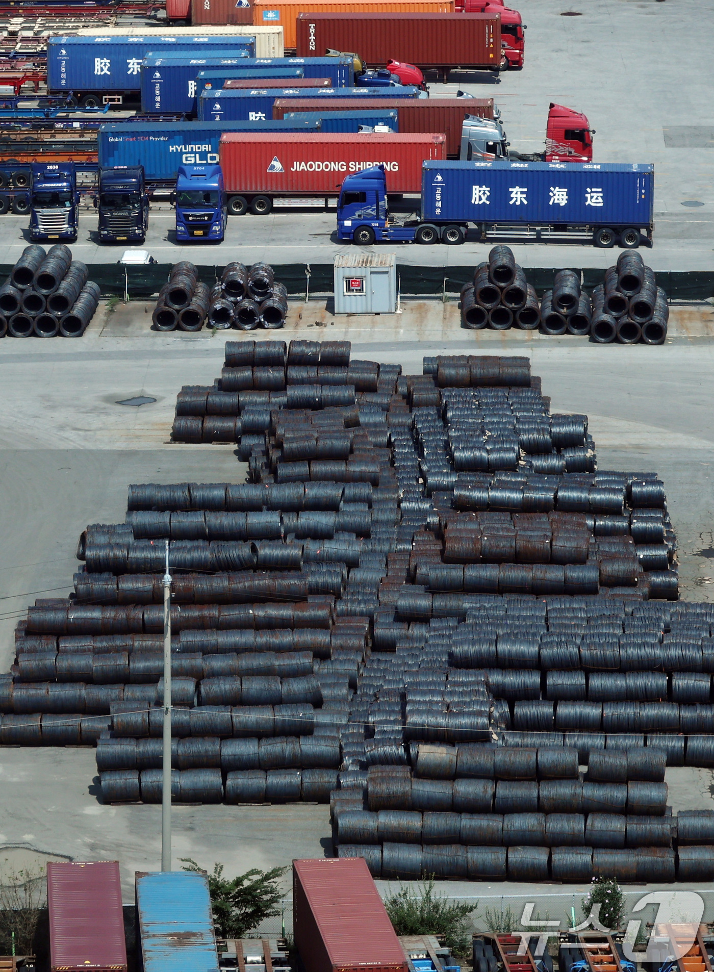 (평택=뉴스1) 구윤성 기자 = 17일 경기 평택항 야적장에 철강 제품이 선적을 기다리고 있다.미국 도널드 트럼프 행정부는 지난 15일(현지시간) 철강과 알루미늄 수입품에 대한 5 …