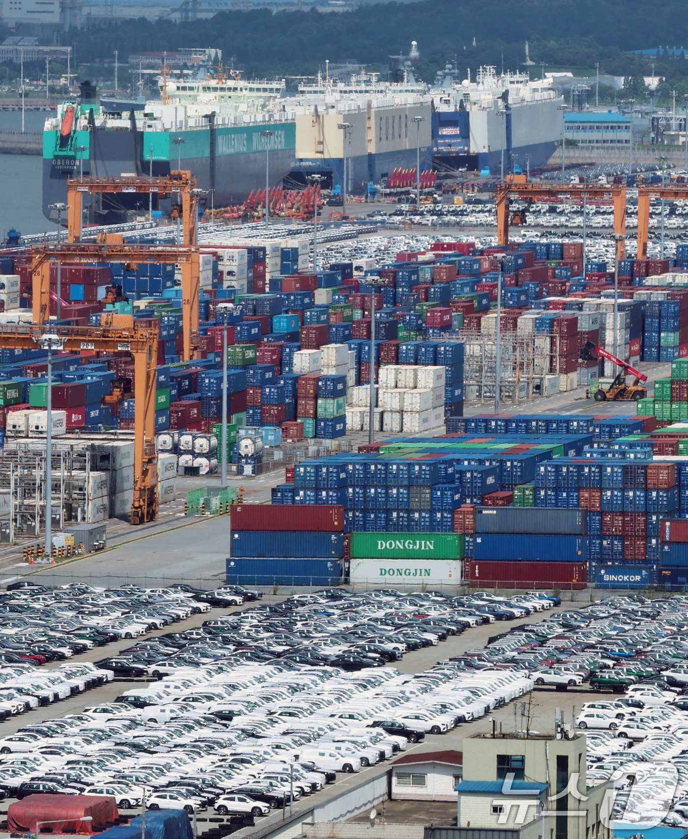 (평택=뉴스1) 구윤성 기자 = 17일 경기 평택항에 컨테이너 등 수출품이 선적을 기다리고 있다.미국 도널드 트럼프 행정부는 지난 15일(현지시간) 철강과 알루미늄 수입품에 대한 …