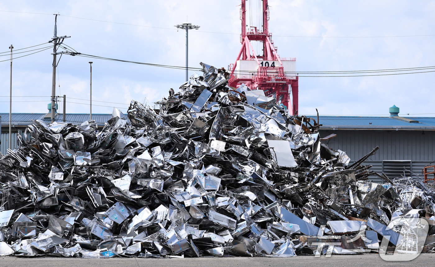 (평택=뉴스1) 구윤성 기자 = 17일 경기 평택항의 한 금속가공업체에 폐알루미늄 제품이 쌓여 있다.미국 도널드 트럼프 행정부는 지난 15일(현지시간) 철강과 알루미늄 수입품에 대 …