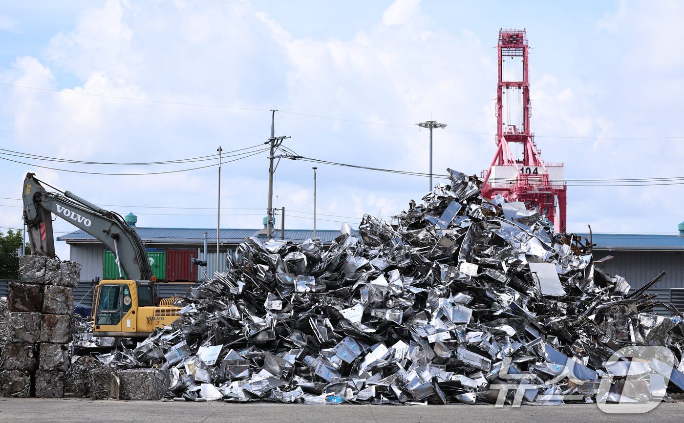 본문 이미지 - 17일 경기 평택항의 한 금속가공업체에 폐알루미늄 제품이 쌓여 있다. 2025.8.17 ⓒ 뉴스1 구윤성 기자