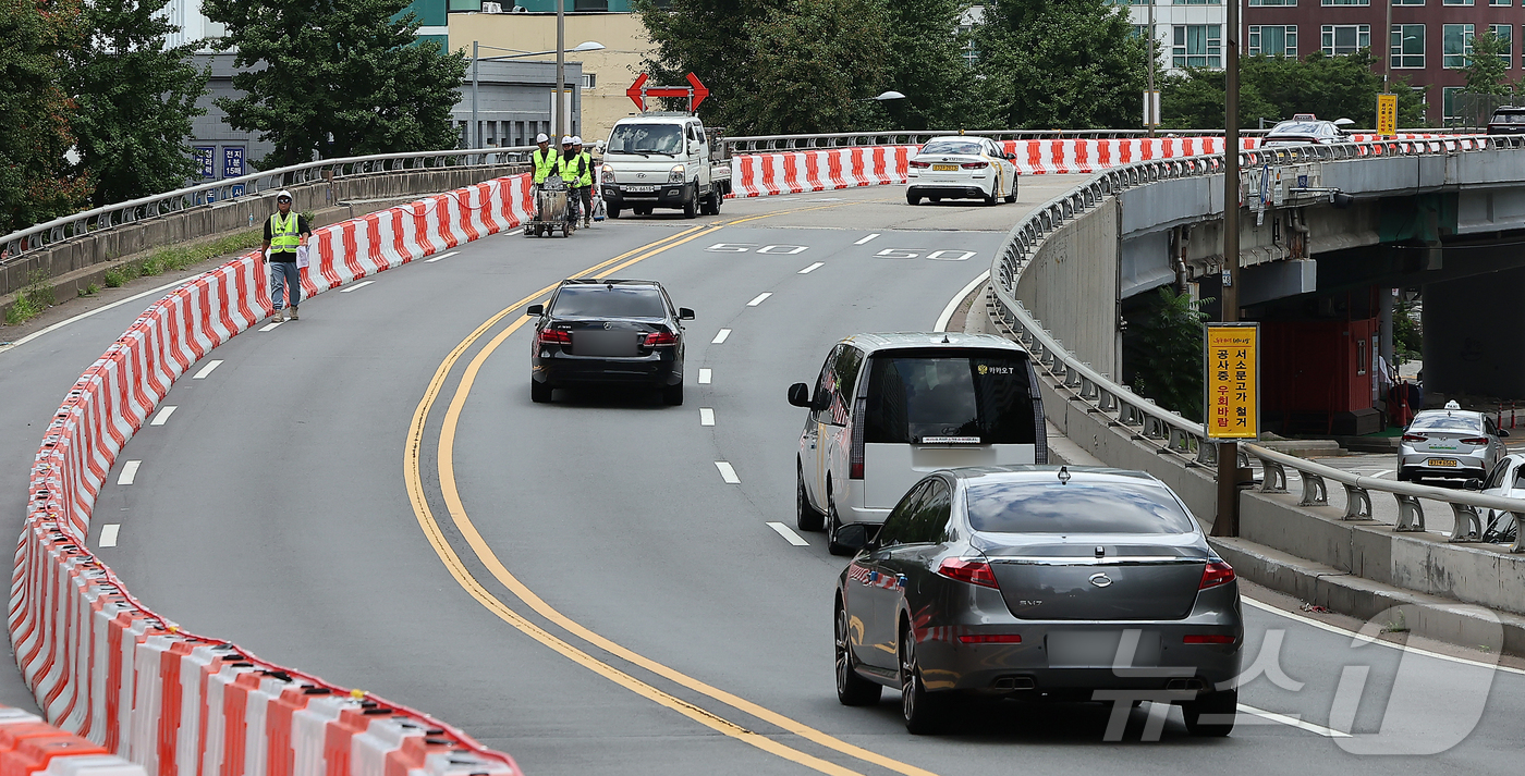 (서울=뉴스1) 김진환 기자 = 17일 철거가 시작된 서울 중구 서소문고가차도가 통제되고 있다.서울시는 금일부터 단계적으로 차로를 축소해 운영하고 오는 9월 21일부터는 전면 통제 …