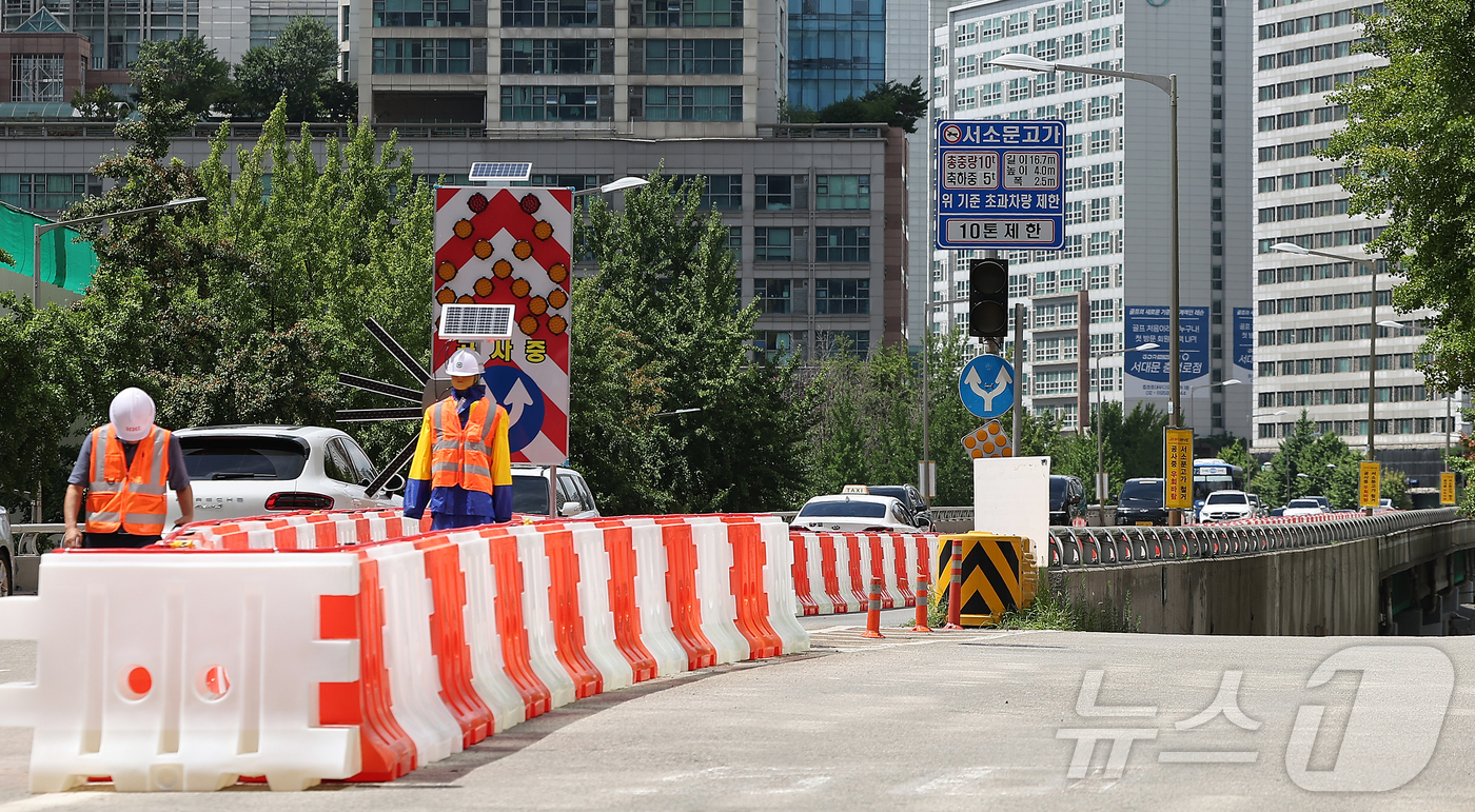 (서울=뉴스1) 김진환 기자 = 17일 철거가 시작된 서울 중구 서소문고가차도가 통제되고 있다.서울시는 금일부터 단계적으로 차로를 축소해 운영하고 오는 9월 21일부터는 전면 통제 …