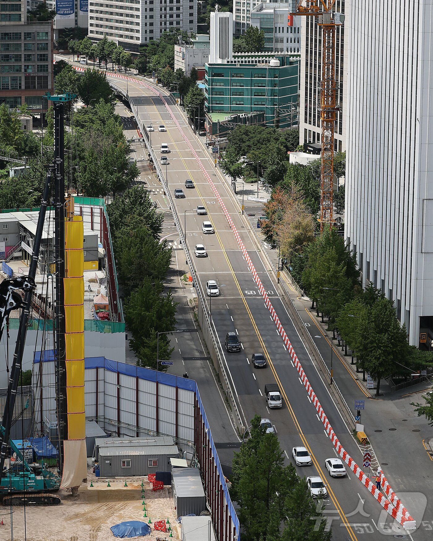 본문 이미지 - 17일 철거가 시작된 서울 중구 서소문고가차도가 통제되고 있다. 2025.8.17/뉴스1 ⓒ News1 김진환 기자