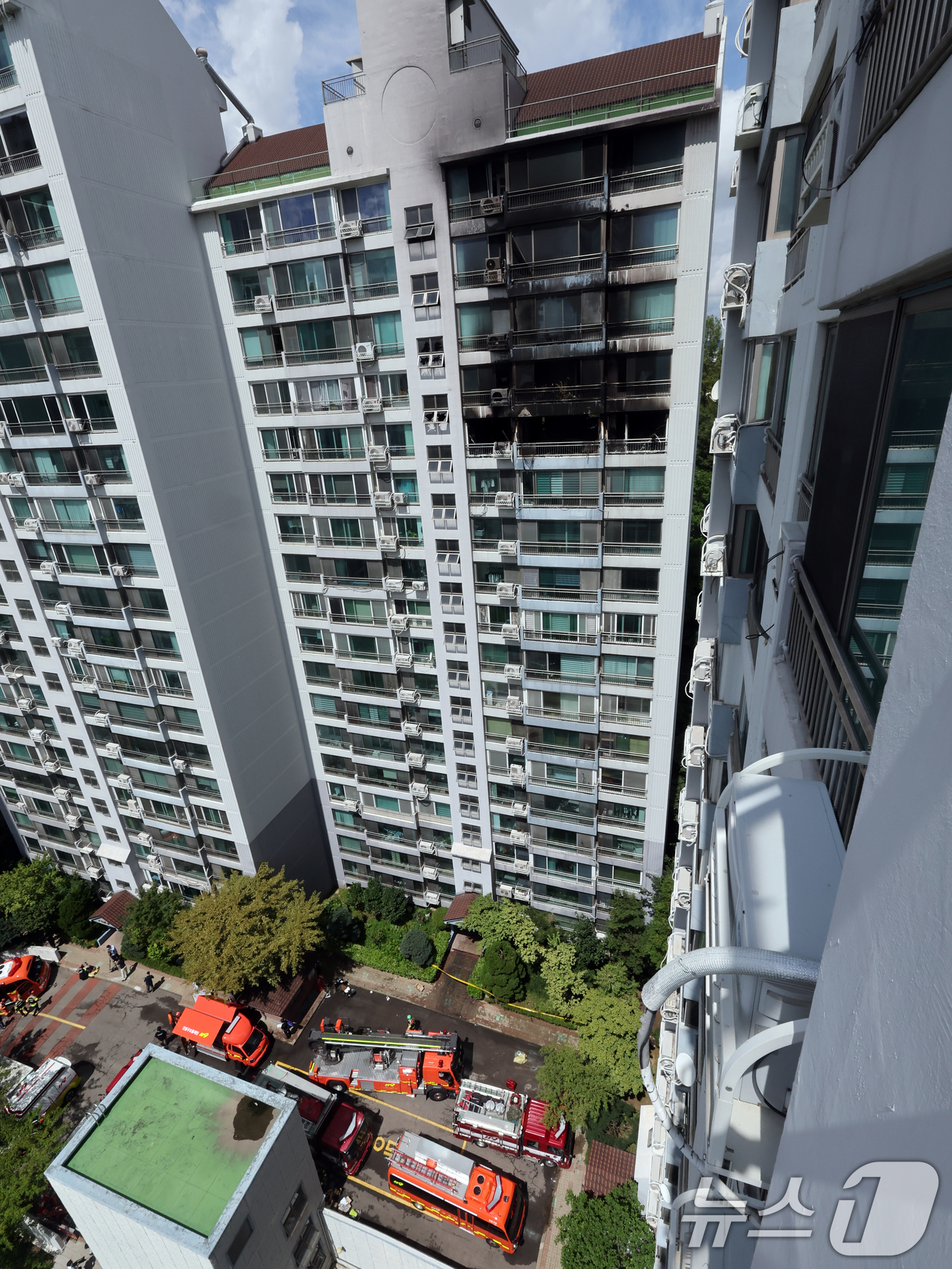 (서울=뉴스1) 황기선 기자 = 17일 서울 마포구 창전동의 한 아파트에서 화재가 발생해 소방차가 출동해 있다.소방당국에 따르면 이번 불로 2명이 숨졌고, 13명이 부상했다. 부상 …