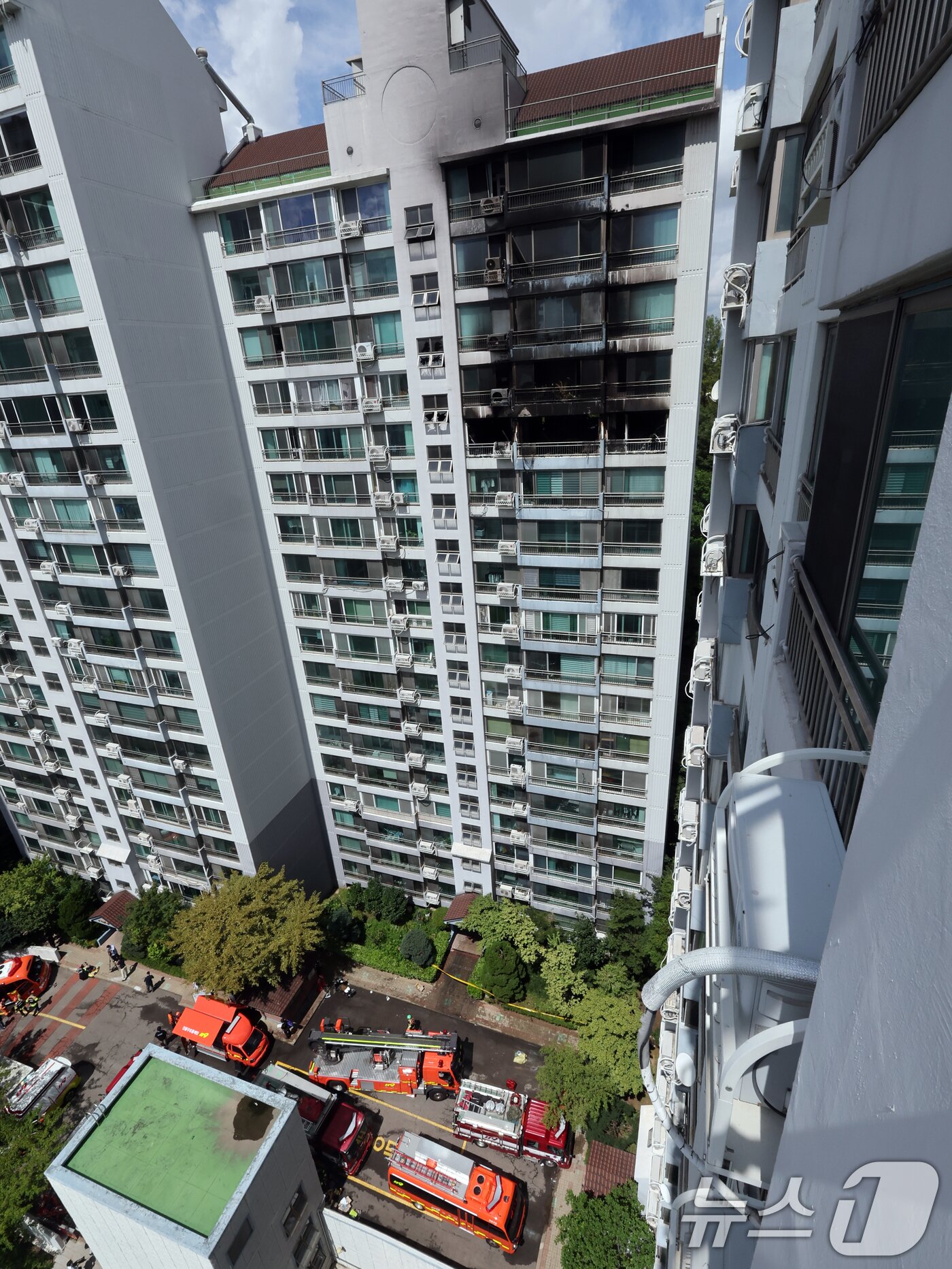 본문 이미지 - 17일 서울 마포구 창전동의 한 아파트에서 화재가 발생해 소방차가 출동해 있다.  2025.8.17/뉴스1 ⓒ News1 황기선 기자