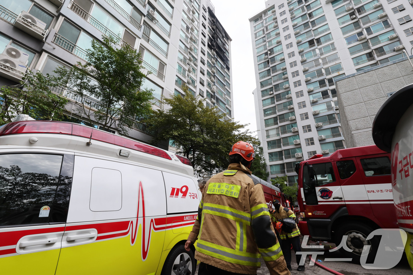 (서울=뉴스1) 황기선 기자 = 17일 서울 마포구 창전동의 한 아파트에서 화재가 발생해 소방차가 출동해 있다.소방당국에 따르면 이번 불로 2명이 숨졌고, 13명이 부상했다. 부상 …