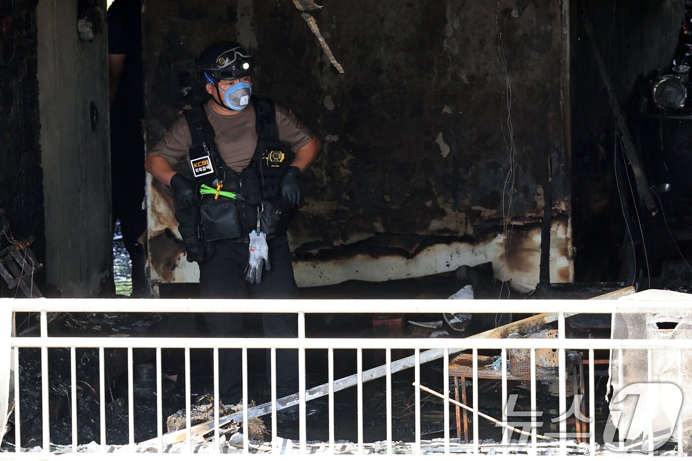 본문 이미지 - 17일 오전 서울 마포구 창전동의 한 아파트에서 화재가 발생해 과학수사대 대원이 현장점검을 하고 있다. 소방당국에 따르면 이번 불로 2명이 숨졌고, 13명이 부상했다. 부상자는 화상 등 중상자 1명과 연기흡입 등 경상자 12명이다. 2025.8.17/뉴스1 ⓒ News1 황기선 기자