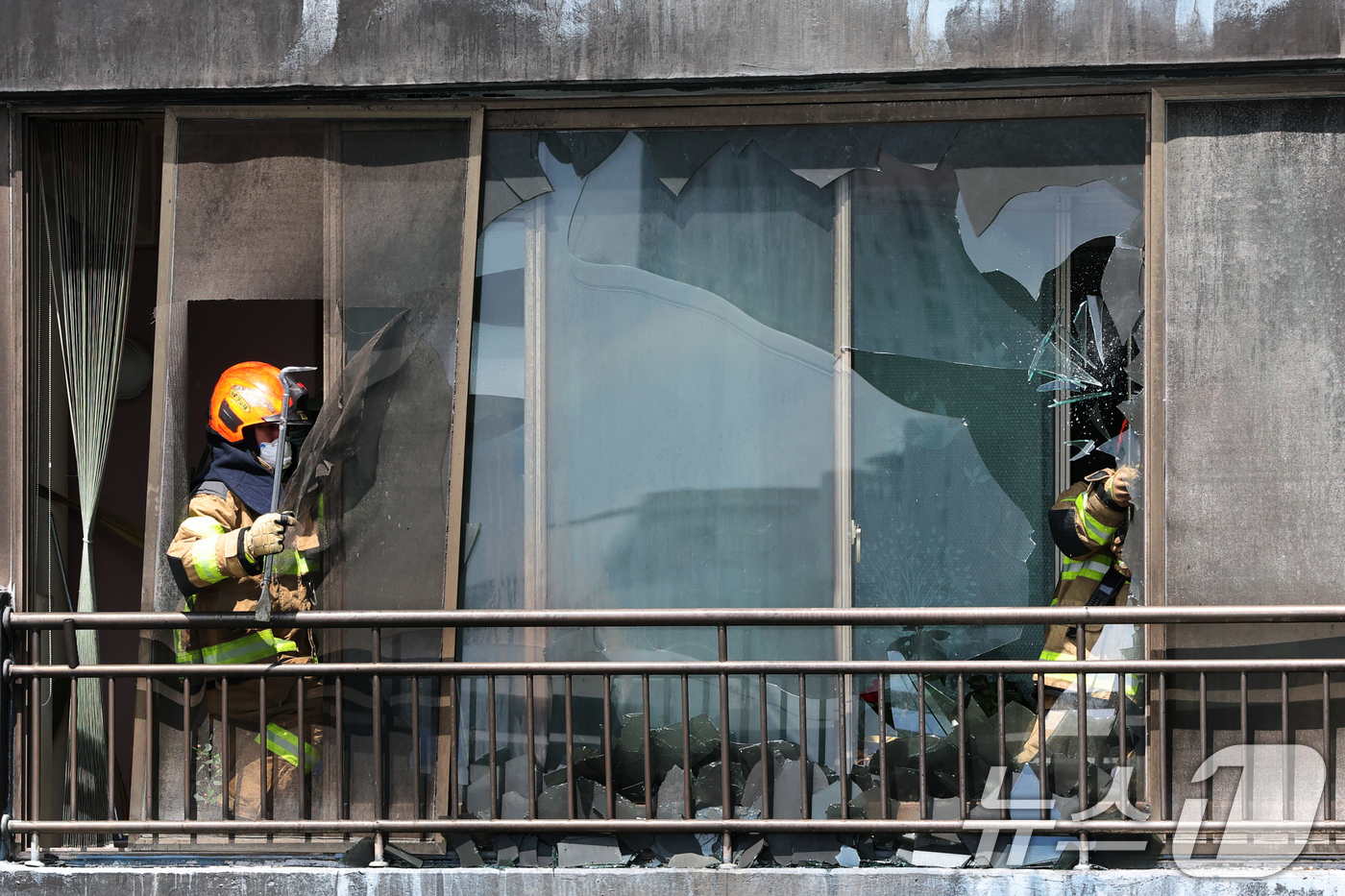 (서울=뉴스1) 황기선 기자 = 17일 서울 마포구 창전동의 한 아파트에서 화재가 발생해 소방대원이 유리창을 철거하고 있다.소방당국에 따르면 이번 불로 2명이 숨졌고, 13명이 부 …