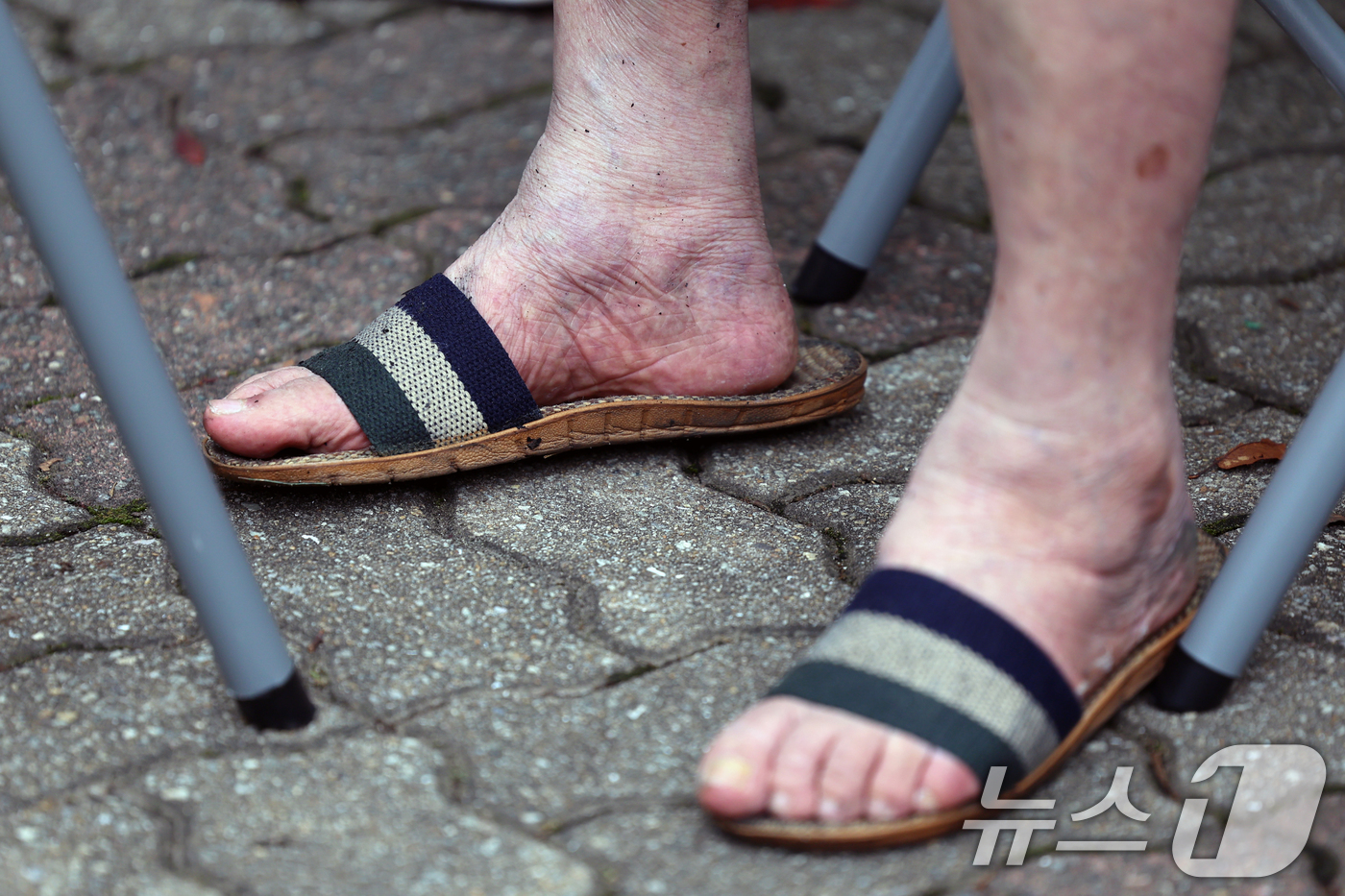 (서울=뉴스1) 황기선 기자 = 17일 서울 마포구 창전동의 한 아파트에서 화재가 발생해 대피한 주민의 발에 그을음이 묻어 있다소방당국에 따르면 이번 불로 2명이 숨졌고, 13명이 …