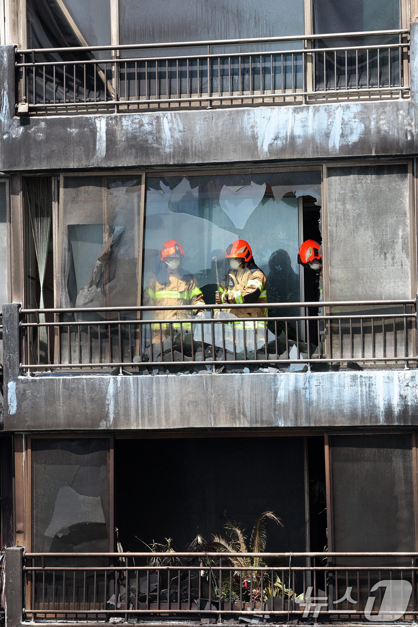 (서울=뉴스1) 황기선 기자 = 17일 서울 마포구 창전동의 한 아파트에서 화재가 발생해 소방대원이 유리창을 철거하고 있다.소방당국에 따르면 이번 불로 2명이 숨졌고, 13명이 부 …