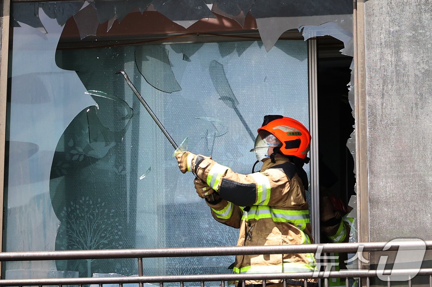 본문 이미지 - 17일 서울 마포구 창전동의 한 아파트에서 화재가 발생해 소방대원이 유리창을 철거하고 있다. 소방당국에 따르면 이번 불로 2명이 숨졌고, 13명이 부상했다. 부상자는 화상 등 중상자 1명과 연기흡입 등 경상자 12명이다. 2025.8.17/뉴스1 ⓒ News1 황기선 기자
