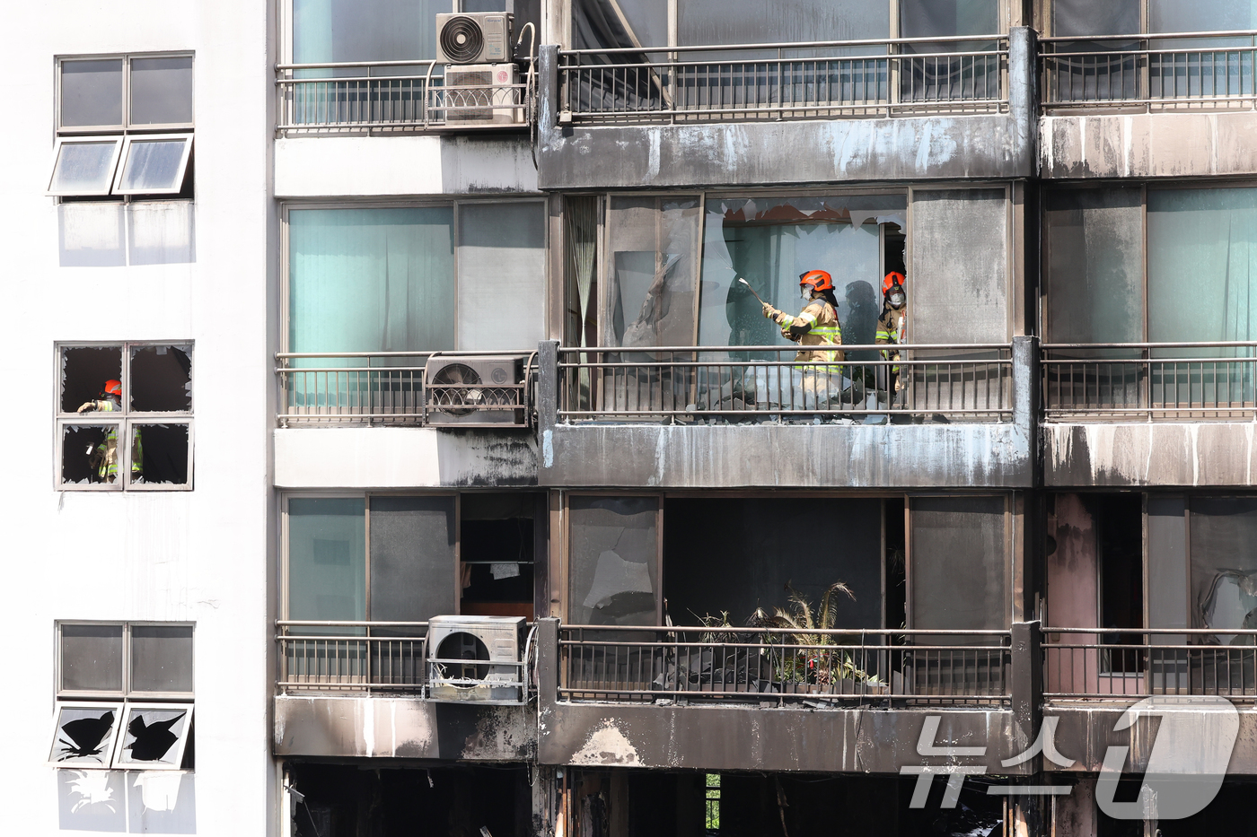 (서울=뉴스1) 황기선 기자 = 17일 서울 마포구 창전동의 한 아파트에서 화재가 발생해 소방대원이 유리창을 철거하고 있다.소방당국에 따르면 이번 불로 2명이 숨졌고, 13명이 부 …