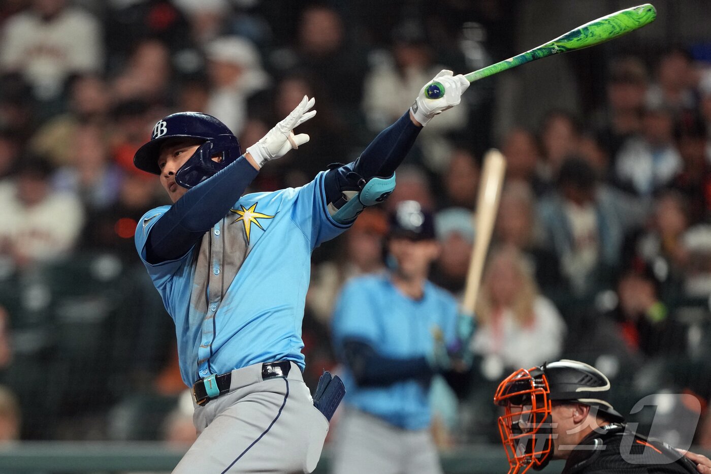 본문 이미지 - 탬파베이 레이스의 김하성이 17일(한국시간) 미국 캘리포니아주 샌프란시스코의 오라클 파크에서 열린 2025 메이저리그(MLB) 탬파베이와 샌프란시스코의 경기에서 9회초 안타를 치고 있다. ⓒ 로이터=뉴스1