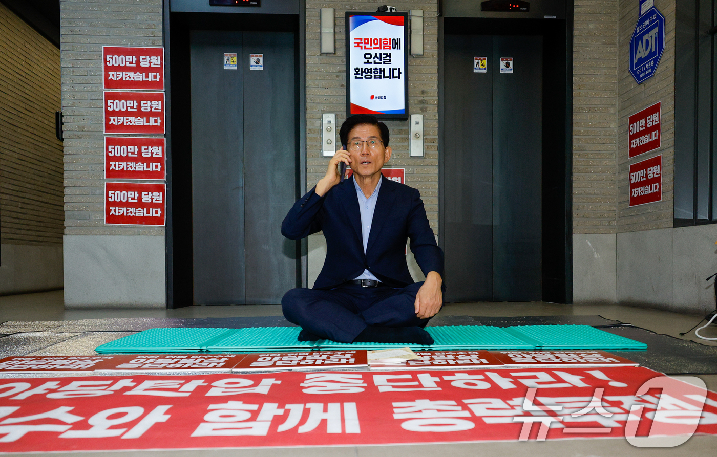 (서울=뉴스1) 안은나 기자 = 김문수 국민의힘 당대표 후보가 17일 오전 서울 여의도 중앙당사에서 김건희 특검의 압수수색 시도 이후 무기한 농성을 5일째 이어가고 있다. 2025 …