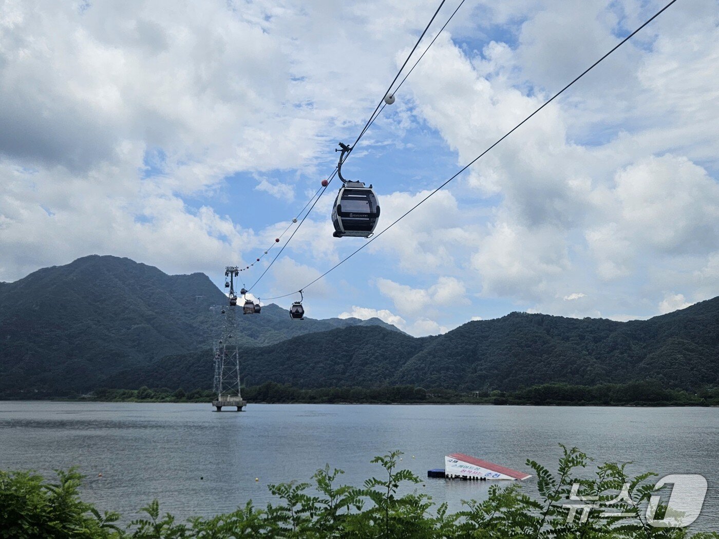본문 이미지 - 17일 낮 12시쯤 강원 춘천 삼천동 삼악산 주변에서 관광객들이 케이블카를 타고 이동하고 있다.2025.8.17 한귀섭 기자  