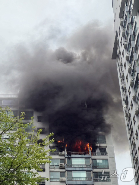 (서울=뉴스1) = 17일 오전 서울 마포구 창전동의 한 아파트 에서 화재가 발생해 불길이 번지고 있다.소방당국에 따르면 이번 불로 2명이 숨졌고, 13명이 부상했다. 부상자는 화 …