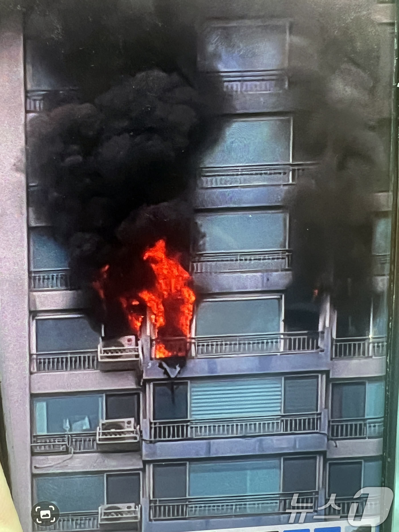 (서울=뉴스1) = 17일 오전 서울 마포구 창전동의 한 아파트 에서 화재가 발생해 불길이 번지고 있다.소방당국에 따르면 이번 불로 2명이 숨졌고, 13명이 부상했다. 부상자는 화 …