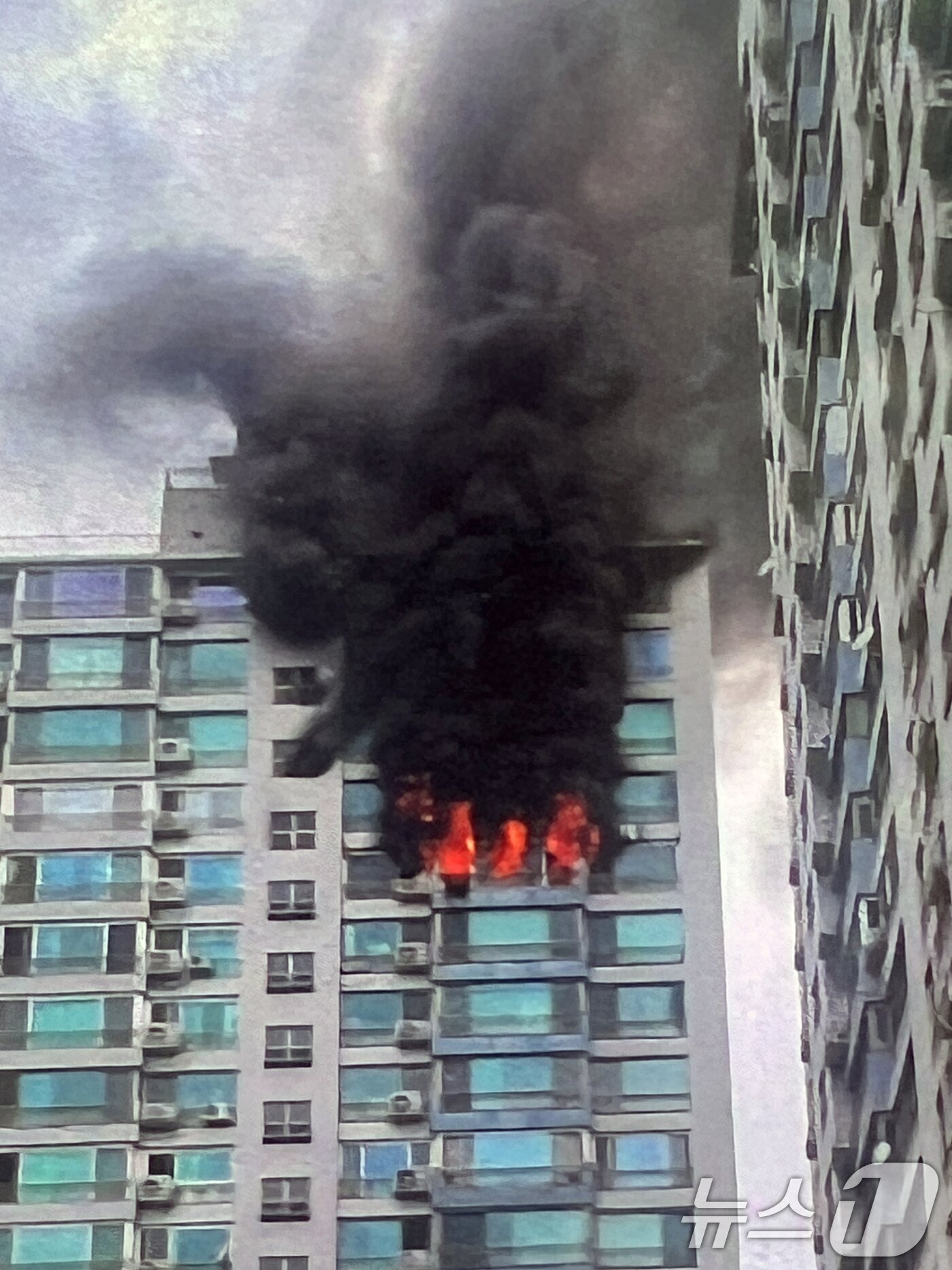 본문 이미지 - 17일 오전 서울 마포구 창전동의 한 아파트 에서 화재가 발생해 불길이 번지고 있다.  (독자 제공. 재판매 및 DB 금지) 2025.8.17/뉴스1