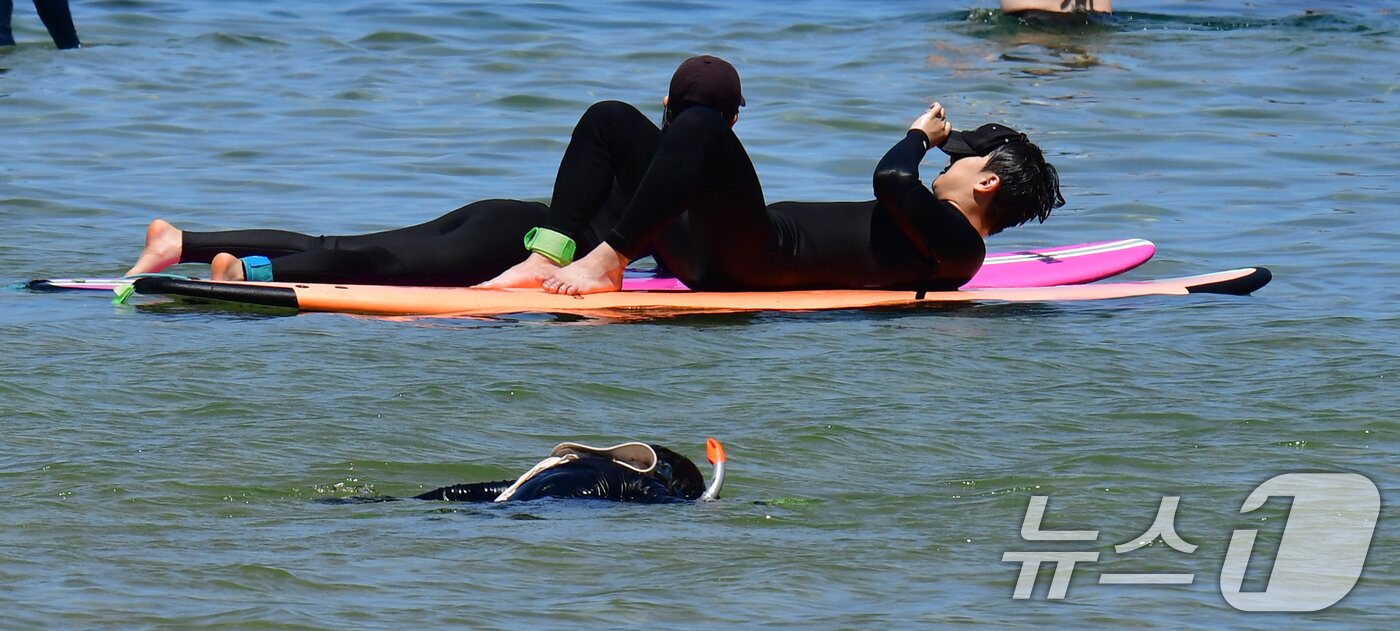 본문 이미지 - 17일 오후 경북 포항시 전역에 폭염경보가 발령 중인 가운데 북구 흥해읍 용한리 해수욕장에서 더위를 식히고 있다. 2025.8.17/뉴스1 ⓒ News1 최창호 기자