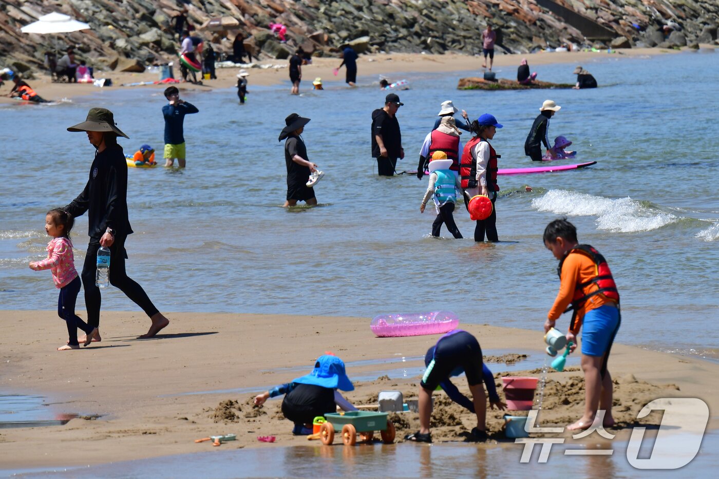 본문 이미지 - 17일 오후 경북 포항시 전역에 폭염경보가 발령 중인 가운데 북구 흥해읍 용한리 해수욕장에서 피서객들이 더위를 식히고 있다. 2025.8.17/뉴스1 ⓒ News1 최창호 기자
