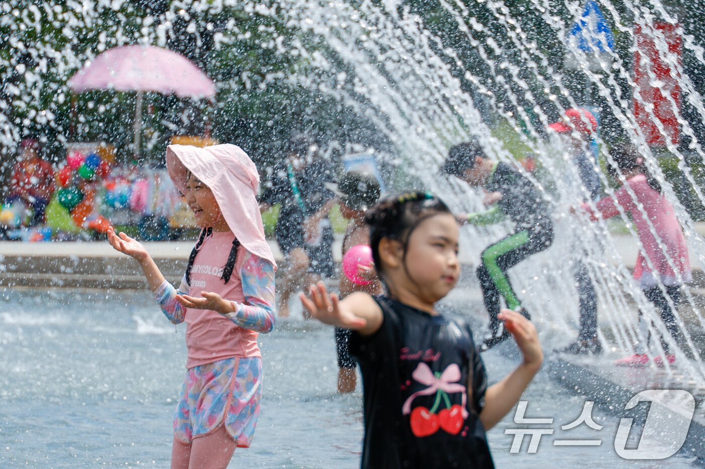 본문 이미지 - 광복절 연휴 마지막 날 무더위가 이어지고 있는 17일 오후 서울 여의도 한강공원 물빛광장을 찾은 어린이들이 물놀이를 즐기고 있다. 2025.8.17/뉴스1 ⓒ News1 안은나 기자