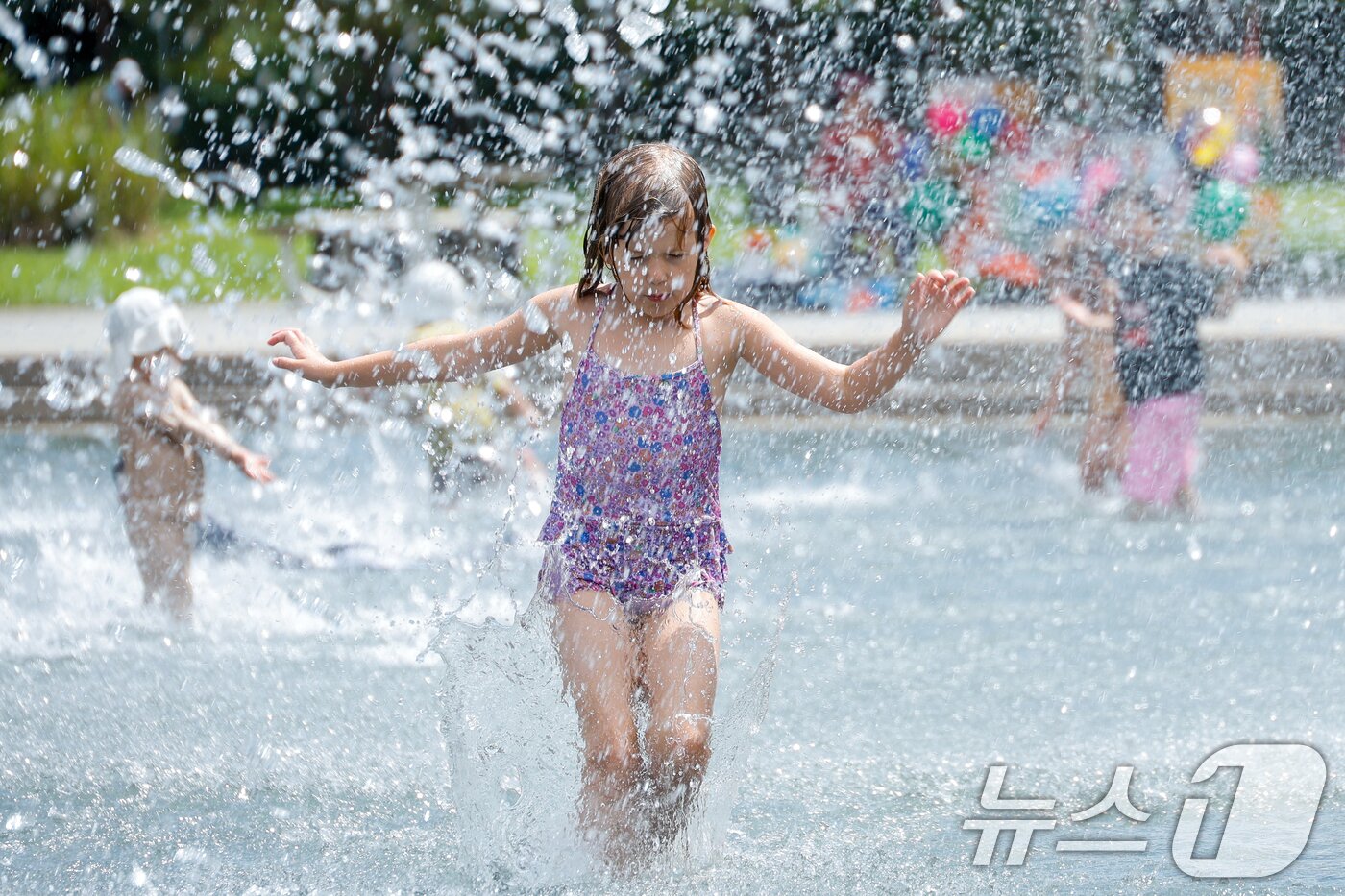 본문 이미지 - 광복절 연휴 마지막 날 무더위가 이어지고 있는 17일 오후 서울 여의도 한강공원 물빛광장을 찾은 어린이들이 물놀이를 즐기고 있다. 2025.8.17/뉴스1 ⓒ News1 안은나 기자