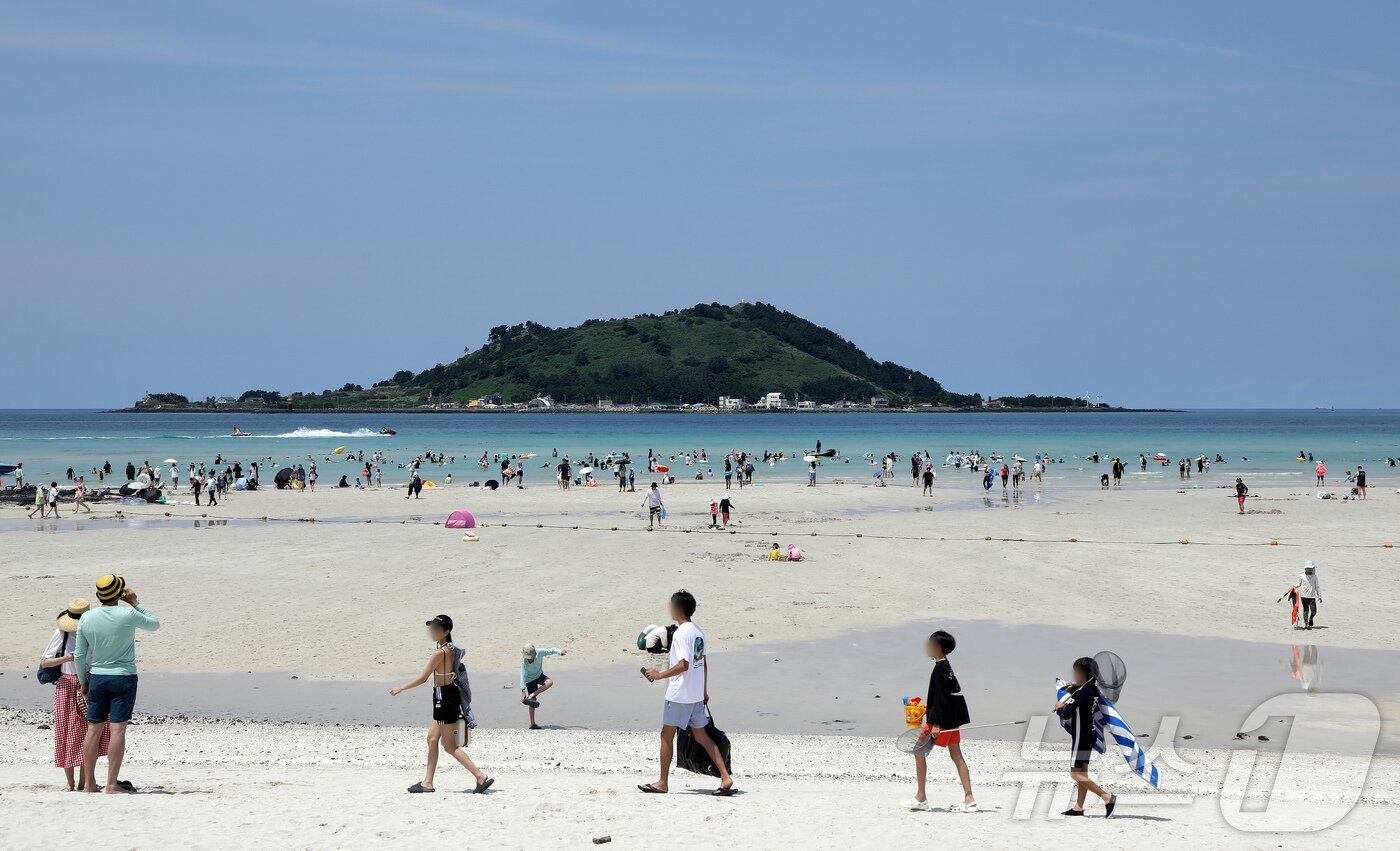 본문 이미지 - 전국 대부분 지역에 폭염특보가 내려진 17일 오후 제주시 한림읍 협재해수욕장에서 피서객들이 물놀이를 즐기고 있다. 2025.8.17/뉴스1 ⓒ News1 오미란 기자