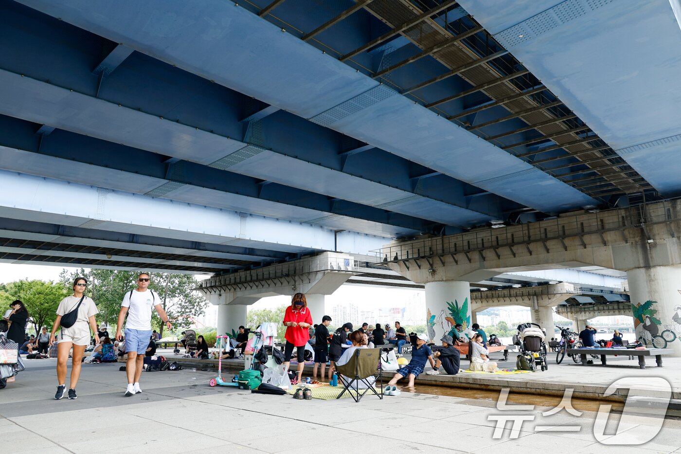 본문 이미지 - 광복절 연휴 마지막 날 무더위가 이어지고 있는 17일 오후 서울 여의도 한강공원 마포대교 아래 그늘에서 시민들이 휴식을 취하고 있다. 2025.8.17/뉴스1 ⓒ News1 안은나 기자