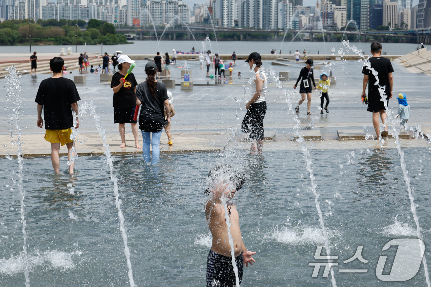 (서울=뉴스1) 안은나 기자 = 광복절 연휴 마지막 날 무더위가 이어지고 있는 17일 오후 서울 여의도 한강공원 물빛광장을 찾은 어린이들이 물놀이를 즐기고 있다. 2025.8.17 …