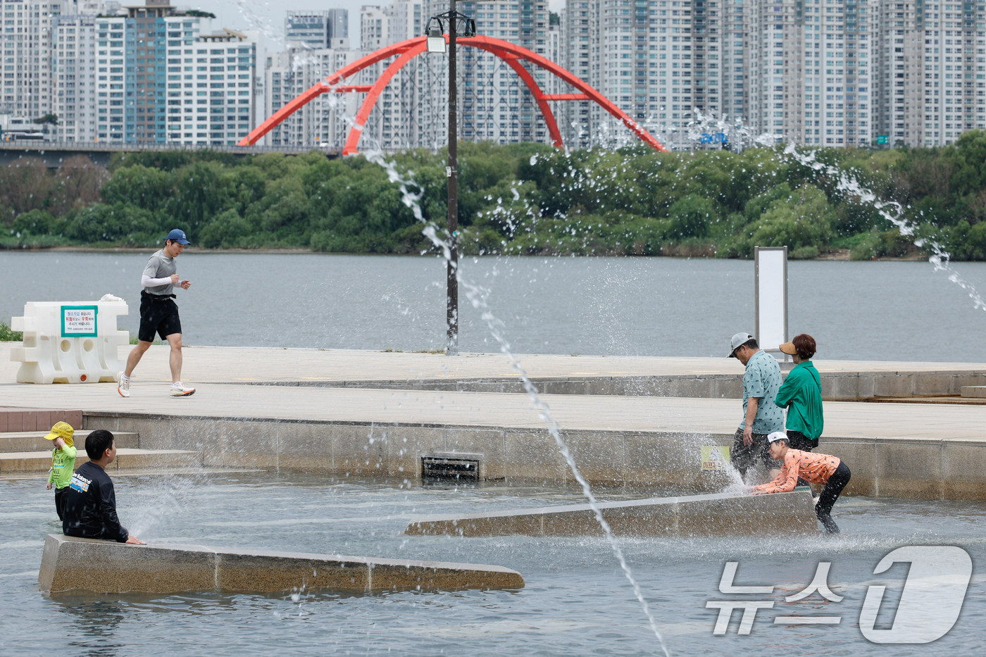 (서울=뉴스1) 안은나 기자 = 광복절 연휴 마지막 날 무더위가 이어지고 있는 17일 오후 서울 여의도 한강공원 물빛광장을 찾은 시민들과 어린이들이 물놀이를 즐기고 있다. 2025 …