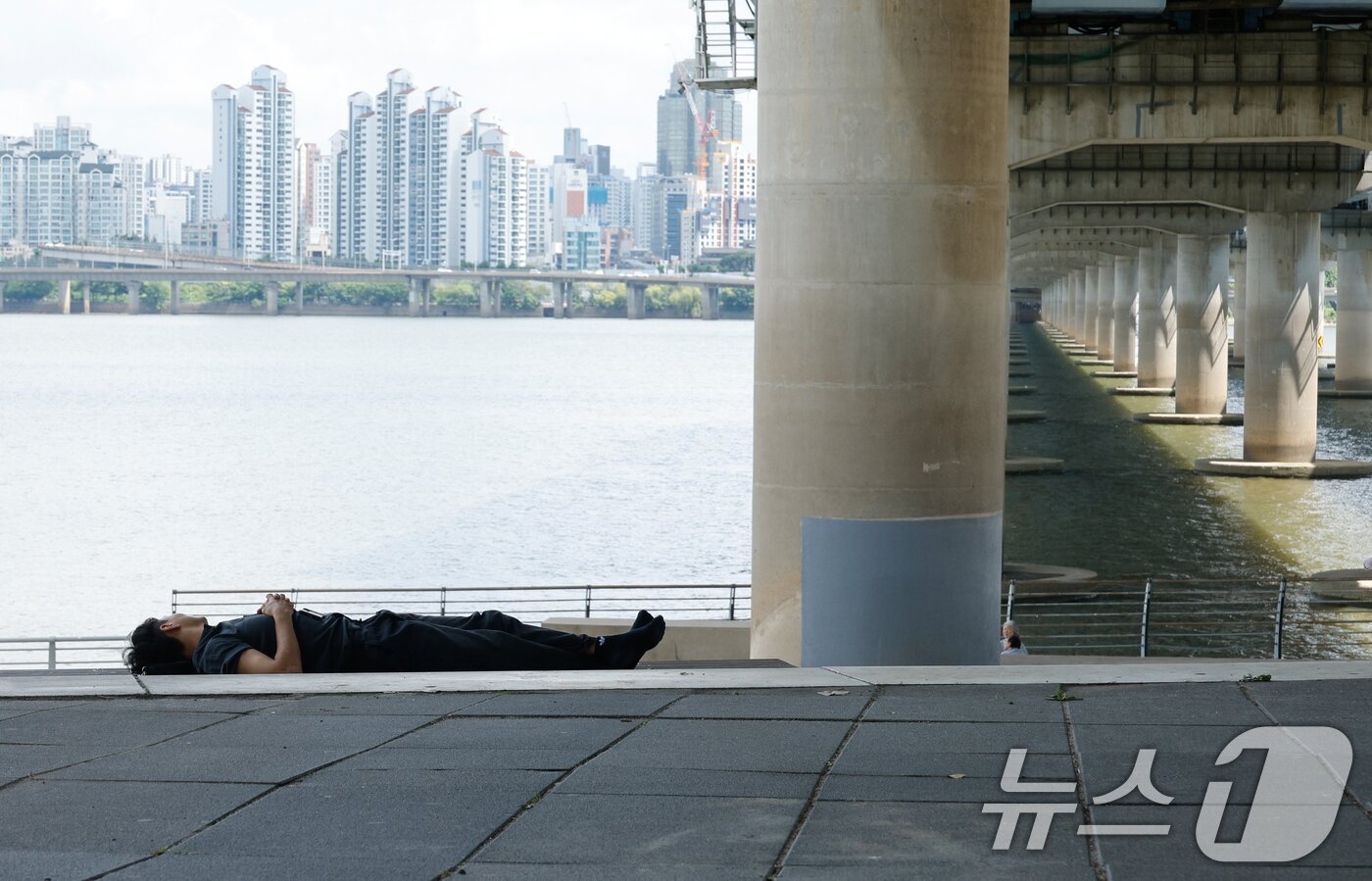 본문 이미지 - 광복절 연휴 마지막 날 무더위가 이어지고 있는 17일 오후 서울 여의도 한강공원을 찾은 시민이 휴식을 취하고 있다. 2025.8.17/뉴스1 ⓒ News1 안은나 기자