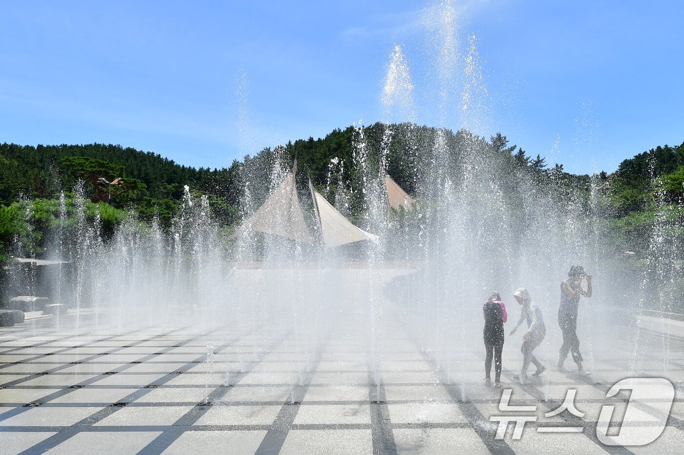본문 이미지 - 17일 오후 경북 포항시 북구 환호공원 바닥분수대에서 어린이들이 더위를 식히고 있다. 2025.8.17/뉴스1 ⓒ News1 최창호 기자