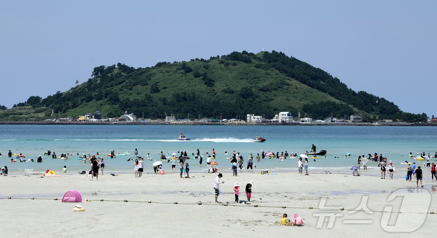 본문 이미지 - 전국 대부분 지역에 폭염특보가 내려진 17일 오후 제주시 한림읍 협재해수욕장에서 피서객들이 물놀이를 즐기고 있다. 2025.8.17/뉴스1 ⓒ News1 오미란 기자