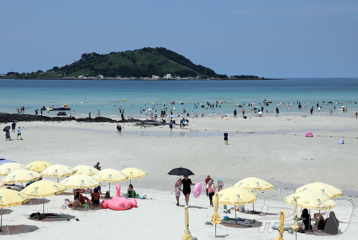 본문 이미지 - 전국 대부분 지역에 폭염특보가 내려진 17일 오후 제주시 한림읍 협재해수욕장에서 피서객들이 물놀이를 즐기고 있다. 2025.8.17/뉴스1 ⓒ News1 오미란 기자