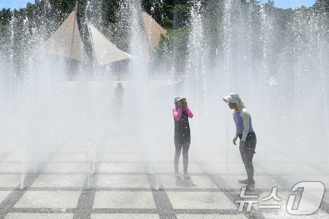 (포항=뉴스1) 최창호 기자 = 17일 오후 경북 포항시 북구 환호공원 바닥분수대에서 어린이들이 더위를 식히고 있다. 2025.8.17/뉴스1