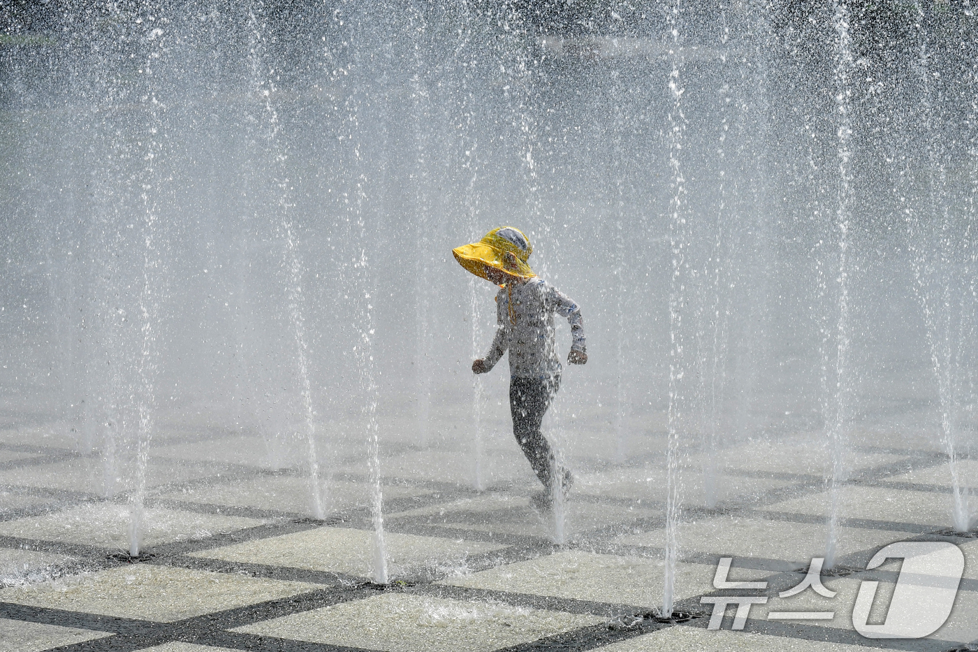 (포항=뉴스1) 최창호 기자 = 17일 오후 경북 포항시 북구 환호공원 바닥분수대에서 어린이들이 더위를 식히고 있다. 2025.8.17/뉴스1