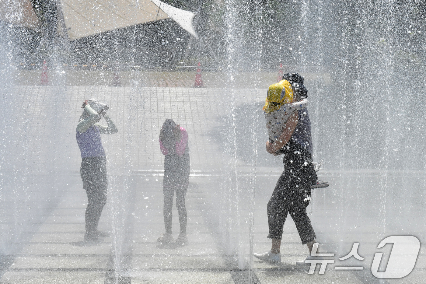 (포항=뉴스1) 최창호 기자 = 17일 오후 경북 포항시 북구 환호공원 바닥분수대에서 어린이들이 더위를 식히고 있다. 2025.8.17/뉴스1